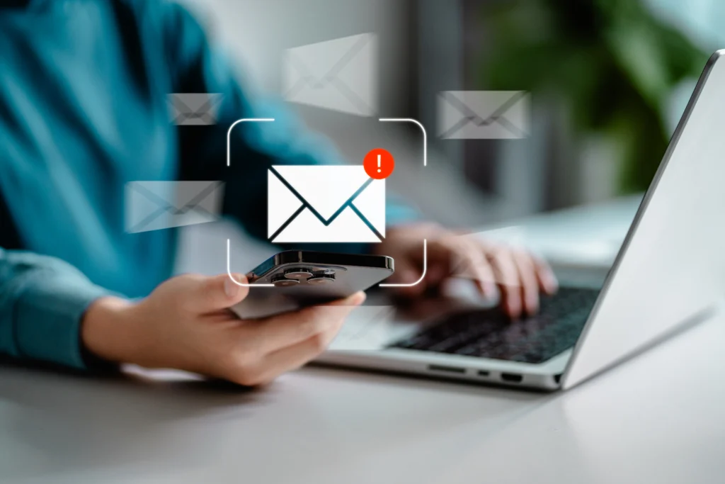 Women using smartphones check email notifications inbox have spam viruses message with warning caution, junk and trash mail, security terms cybersecurity concept Hameçonnage phishing